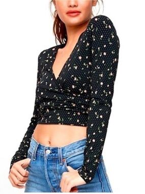 Aritzia Sunday Best Floral Wrap Cropped Top Blouse Long Sleeve Black Size Medium